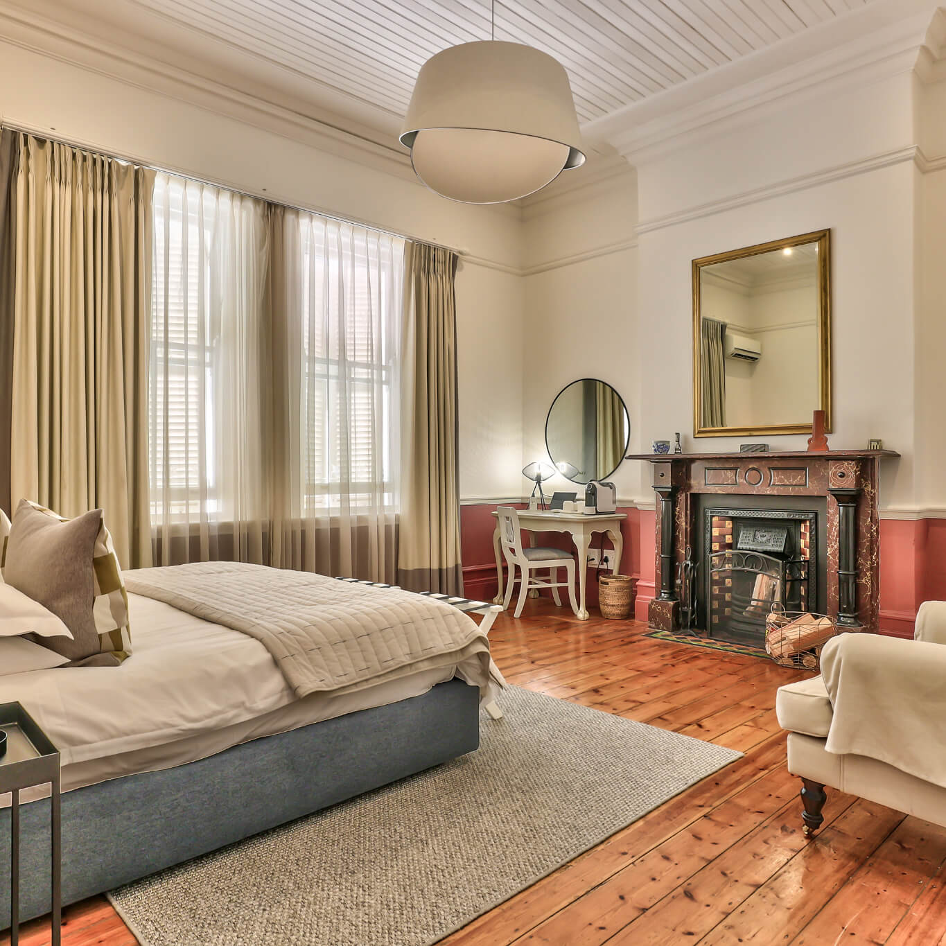 Large Von Veh Room image